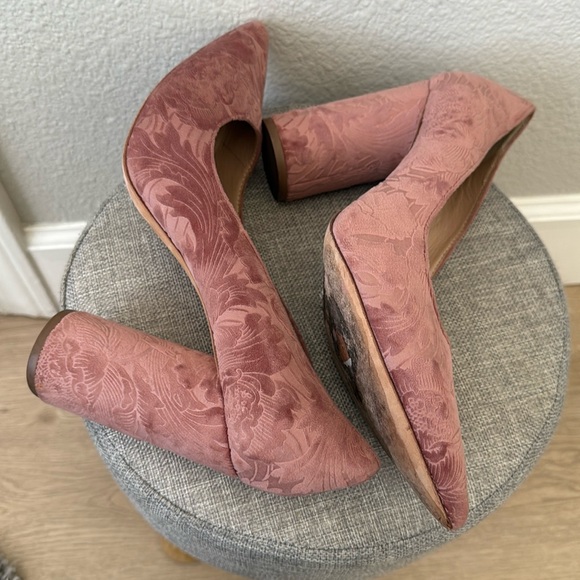 Pour La Victoire Pink Velvet Cece Rose Pointed Floral Embossed Pump 9.5 - Picture 10 of 13
